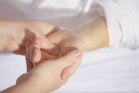 Bolí vás ruka? Můžete mít syndrom karpálního tunelu